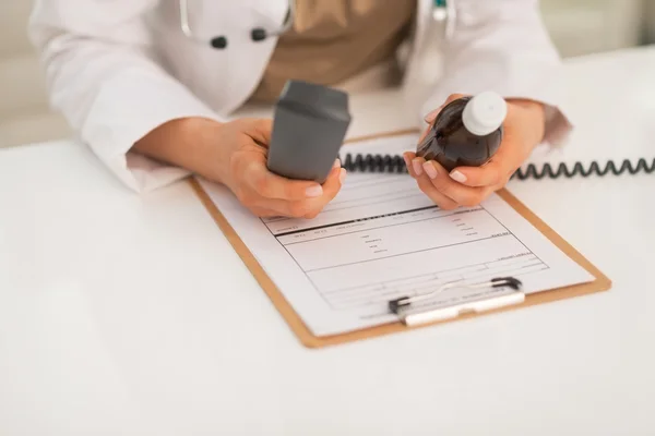 Medico donna con telefono e pillole — Foto Stock