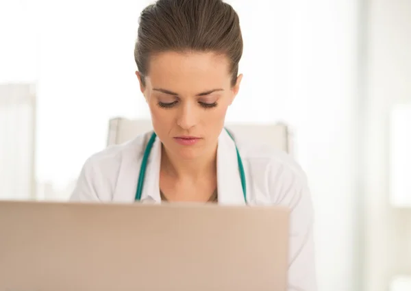 Médico médico mujer trabajando en el ordenador portátil —  Fotos de Stock