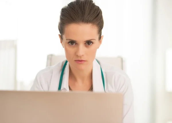 Doctor woman working on laptop — Stock Photo, Image