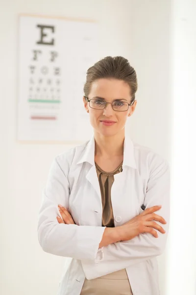 Женщина-врач-офтальмолог — стоковое фото