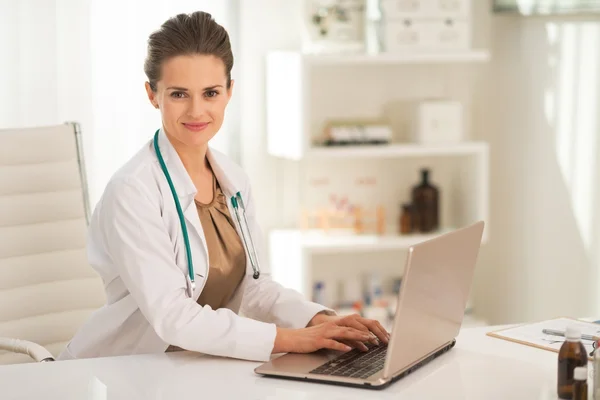 Médico médico mujer trabajando en el ordenador portátil —  Fotos de Stock