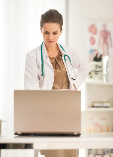 Medico medico donna in cerca di laptop — Foto Stock