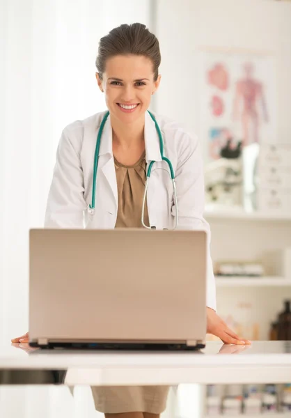 Happy medical doctor woman with laptop — Stock Photo, Image