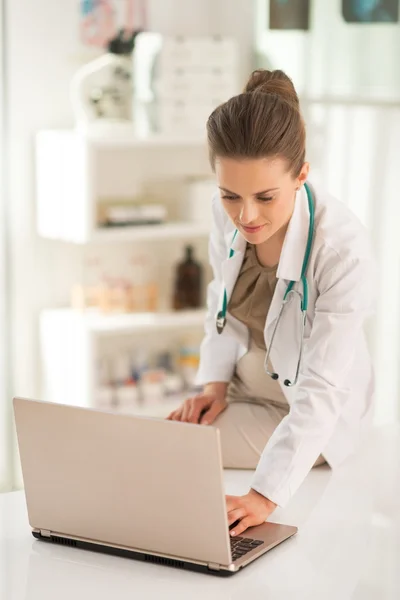 노트북에서 일 하는 의료 여자 — 스톡 사진