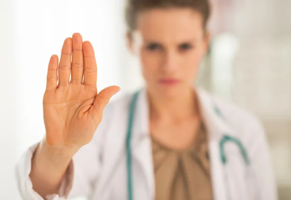Médico serio mujer mostrando stop gesture — Foto de Stock