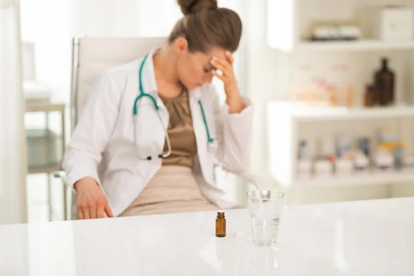 Calmante e vidro médico estressado — Fotografia de Stock