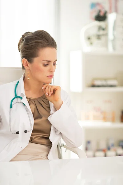 Médico pensativo mulher médica — Fotografia de Stock