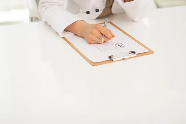 Médico mujer con portapapeles — Foto de Stock