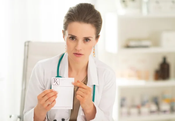 Médico médico mujer apuntando en la prescripción —  Fotos de Stock