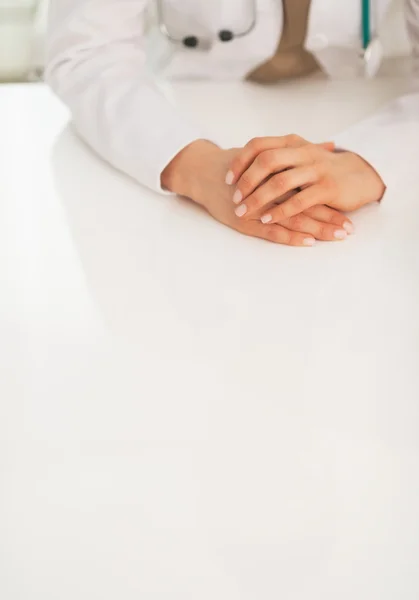 Doctor woman sitting at table — Stock Photo, Image