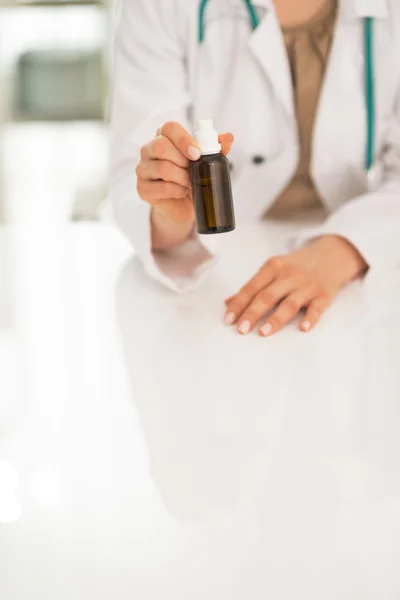 Médico mulher mostrando frasco de remédio — Fotografia de Stock