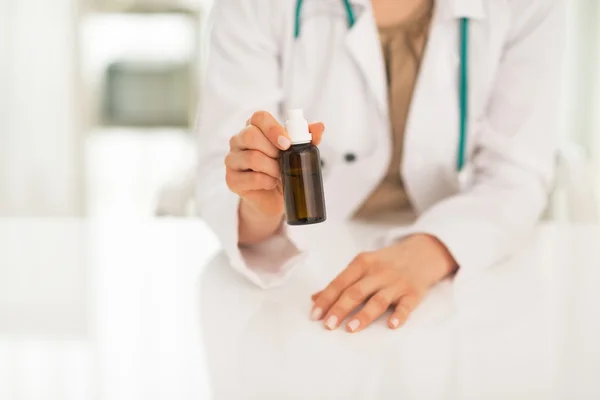 Doktor kadın gösteren ilaç şişesi — Stok fotoğraf