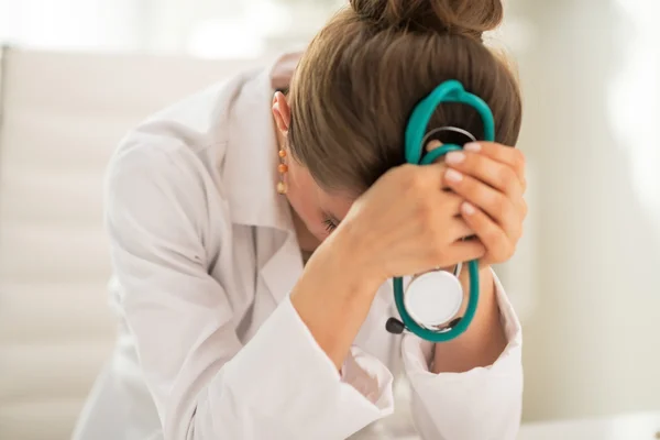 Mujer médica estresada en el consultorio —  Fotos de Stock
