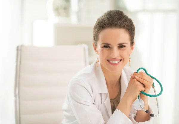 Sorrindo médico mulher — Fotografia de Stock
