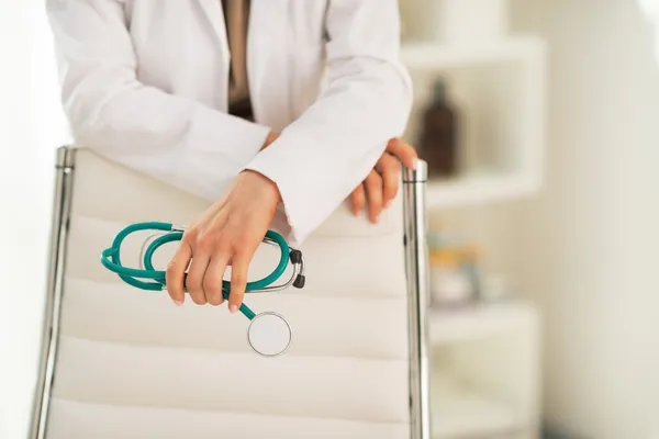 Doktor kadın holding stetoskop — Stok fotoğraf