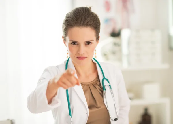 Médico mulher apontando na câmera — Fotografia de Stock