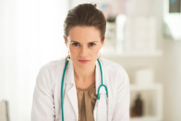 Médico sério mulher — Fotografia de Stock