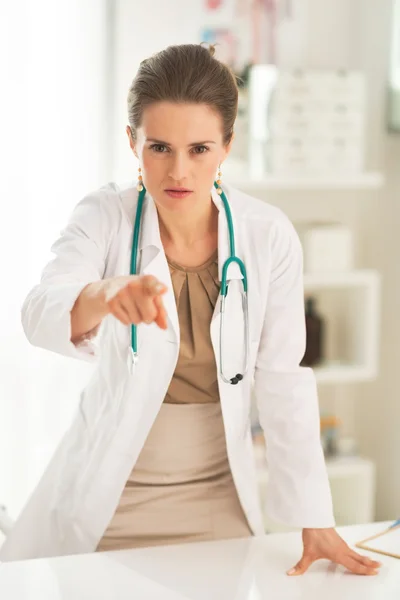 Médico mujer apuntando en cámara — Foto de Stock