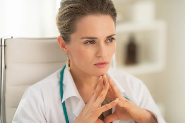 思慮深い医師の女性 — ストック写真