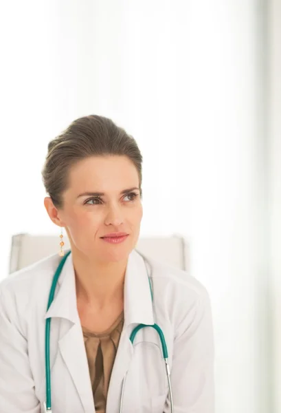 Doctor woman sitting in office — Stock Photo, Image