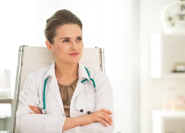 Kobieta lekarz patrząc na miejsce — Zdjęcie stockowe
