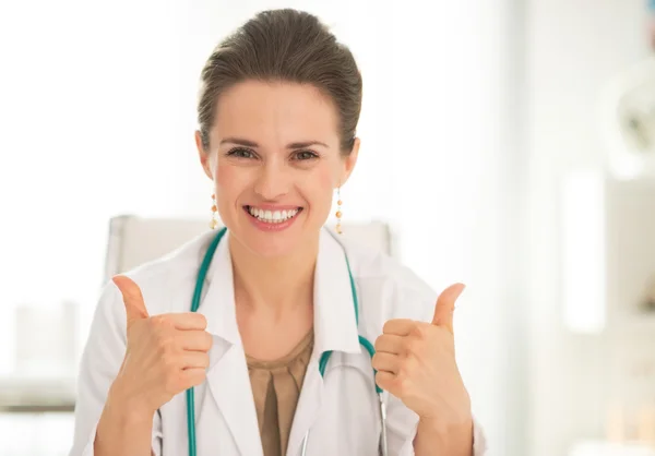 Doctor woman showing thumbs up — Stock Photo, Image