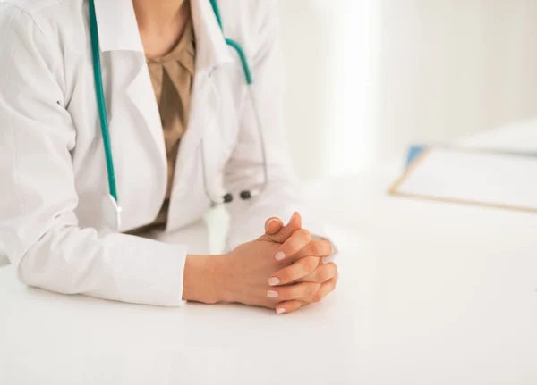 Médico mulher sentada no escritório — Fotografia de Stock