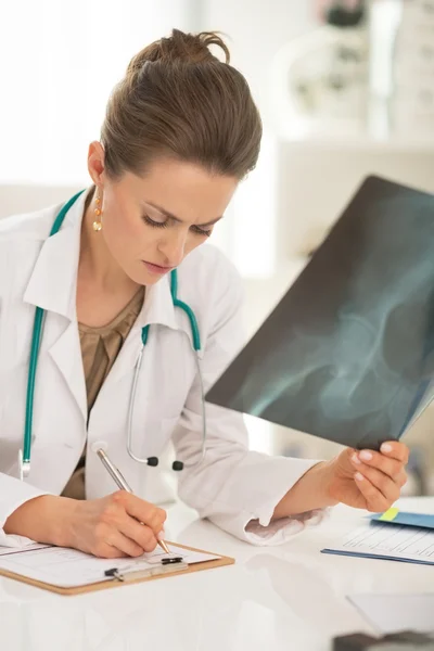 Kobieta lekarz z fluorography pracy — Zdjęcie stockowe