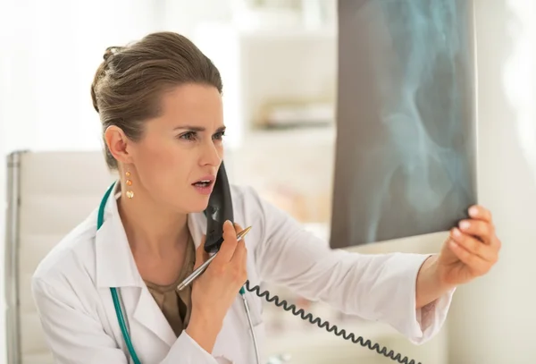 Doctor woman looking on fluorography — Stock Photo, Image