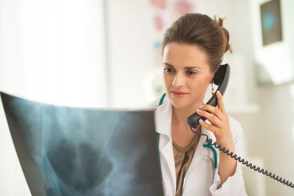 Médico mulher falando telefone — Fotografia de Stock