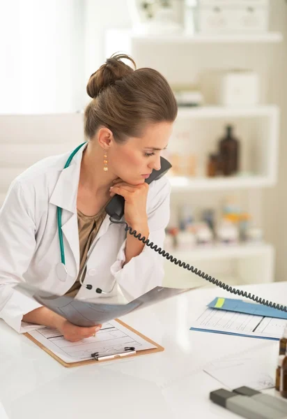 Femme médecin réfléchie avec fluorographie — Photo