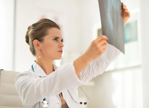 Médica mulher olhando para a fluorografia — Fotografia de Stock