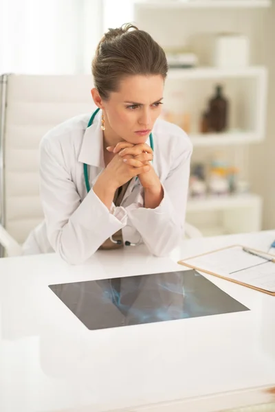 Mulher médica cuidadosa com fluorografia — Fotografia de Stock