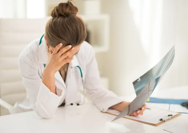 Médecin stressé femme avec fluorographie — Photo