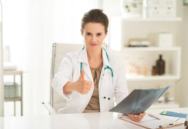 Médica mulher com fluorografia polegares para cima — Fotografia de Stock