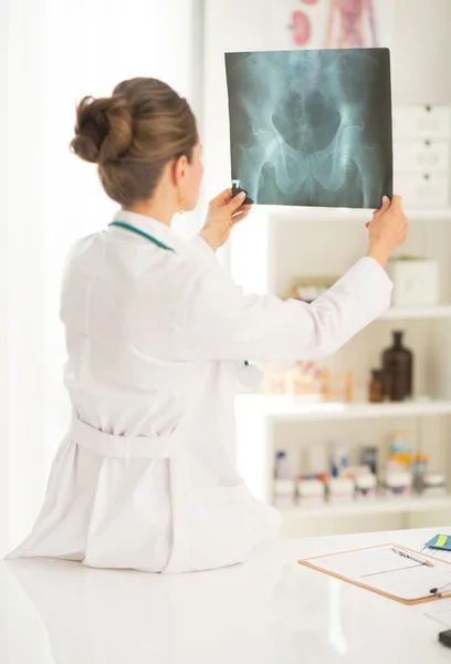 Ärztin schaut auf Fluorografie — Stockfoto