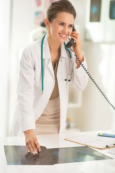 Doctora mujer con teléfono que habla de fluorografía — Foto de Stock