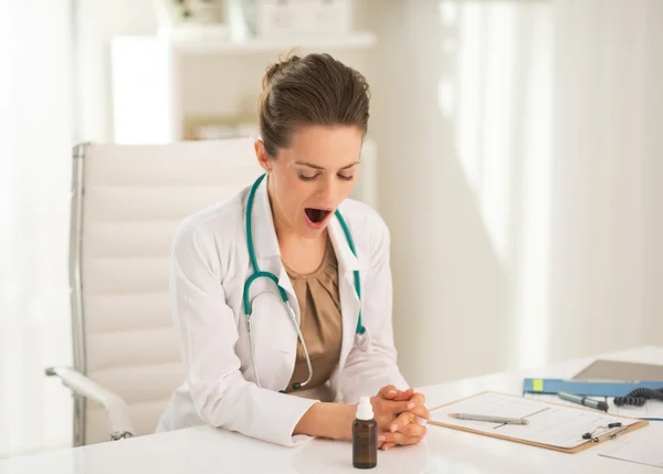 Médico mulher bocejando no escritório — Fotografia de Stock