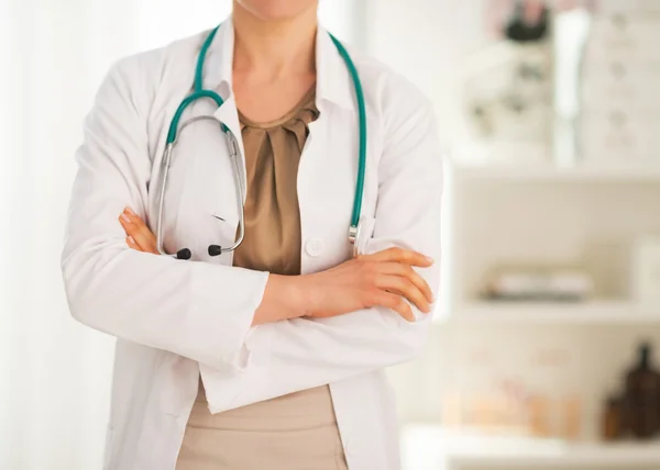 Médico mujer en el consultorio — Foto de Stock