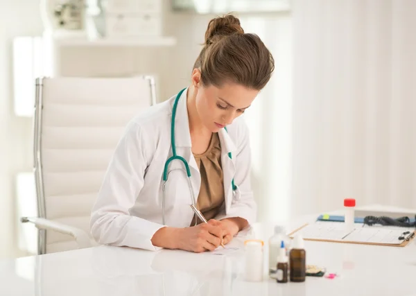 Médico mujer escribir prescripción —  Fotos de Stock