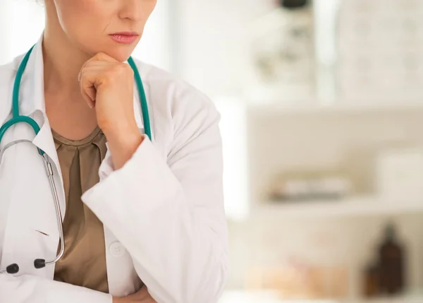 Médico pensativo mulher no escritório — Fotografia de Stock