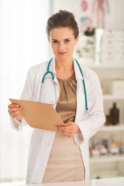 Médico mulher segurando prancheta — Fotografia de Stock