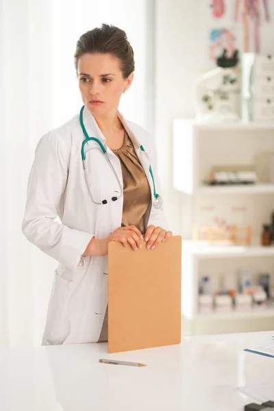 Medico premuroso donna con appunti — Foto Stock