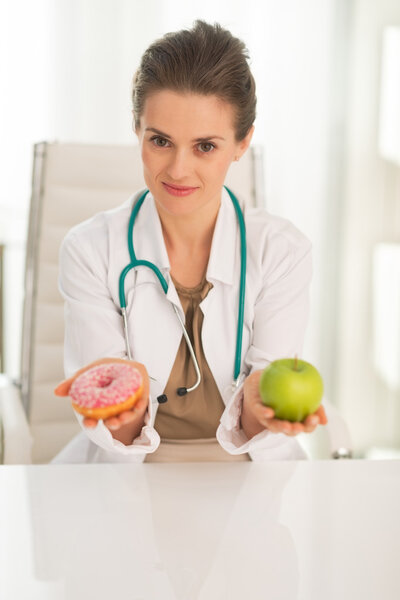 Женщина-врач дает выбор
