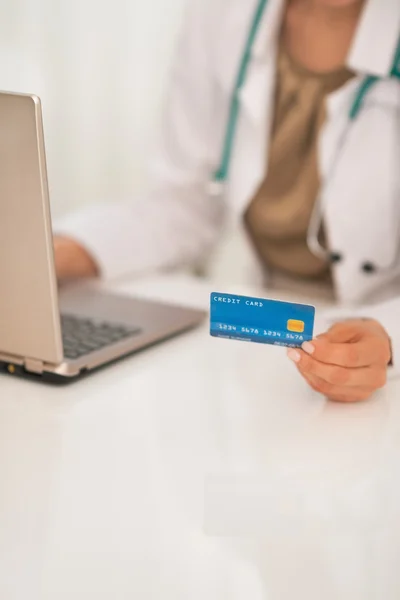 Médico con tarjeta de crédito usando laptop — Foto de Stock