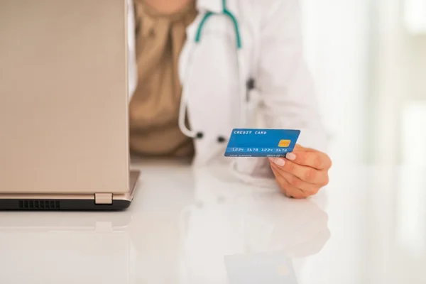 Médico con tarjeta de crédito usando laptop — Foto de Stock