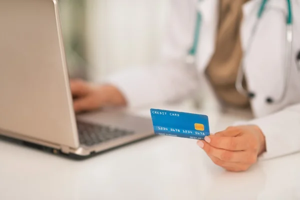 Médico con tarjeta de crédito usando laptop — Foto de Stock
