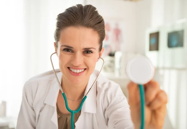 Mujer doctora estirando estetoscopio — Foto de Stock