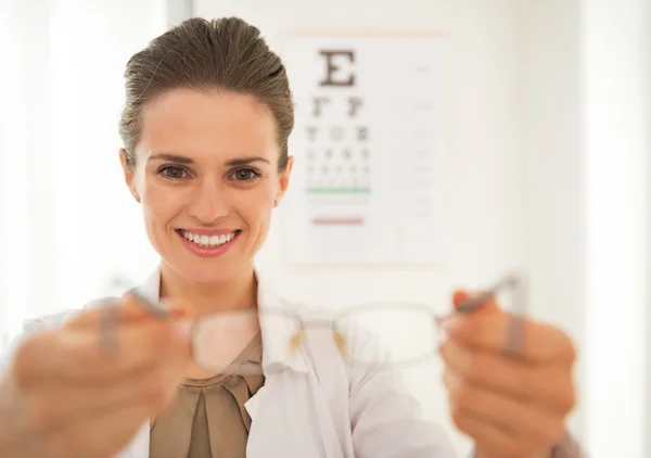 Oftalmólogo médico dando gafas graduadas — Foto de Stock