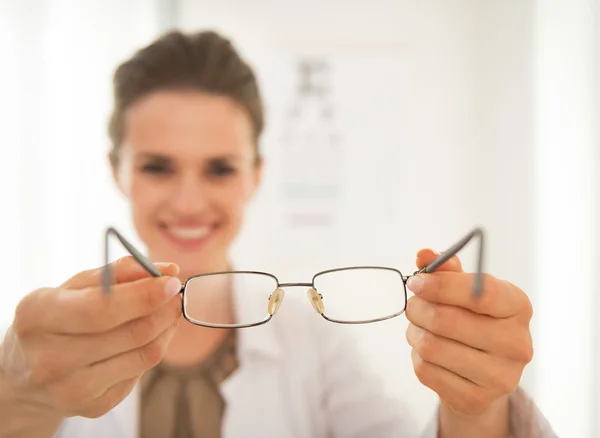 Oftalmólogo médico dando gafas graduadas —  Fotos de Stock